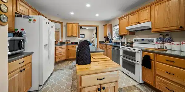 Image 4: Large Kitchen has great set up