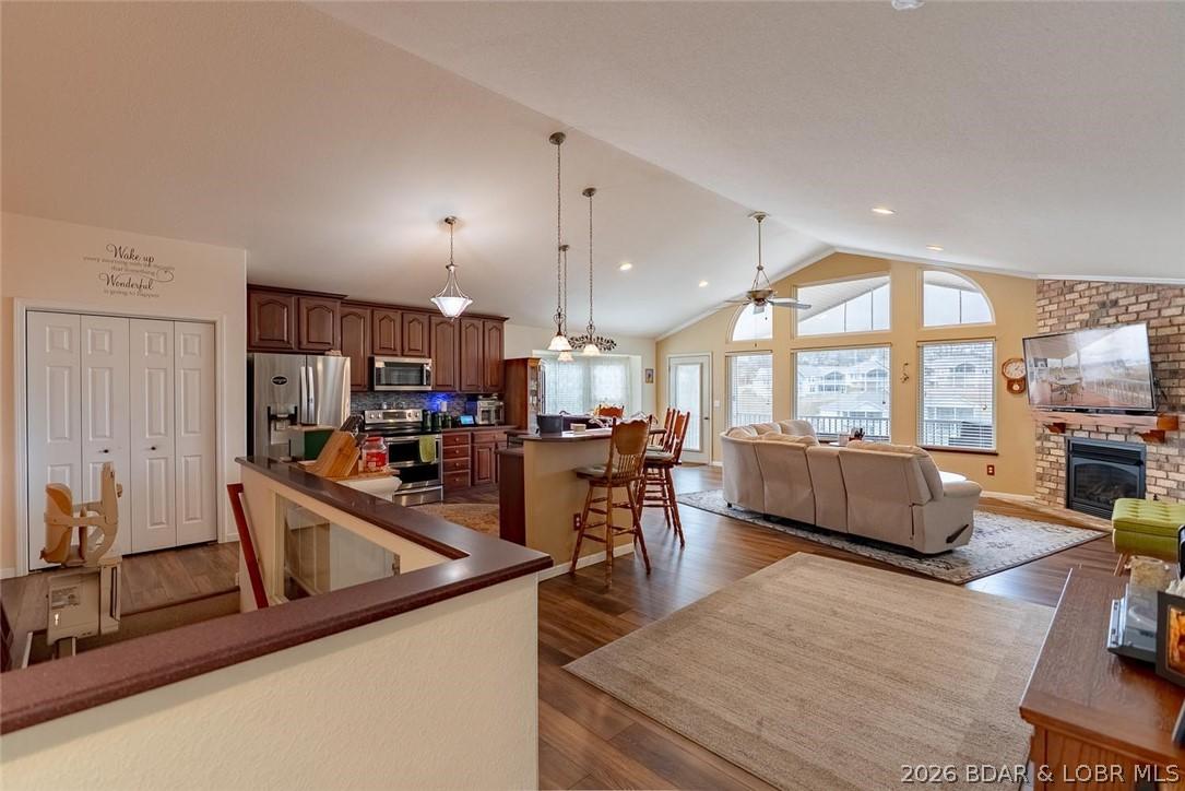 Image 3: Spacious open floor plan w/vaulted ceilings