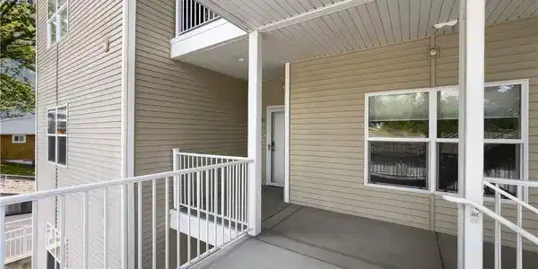 Image 3: Entry