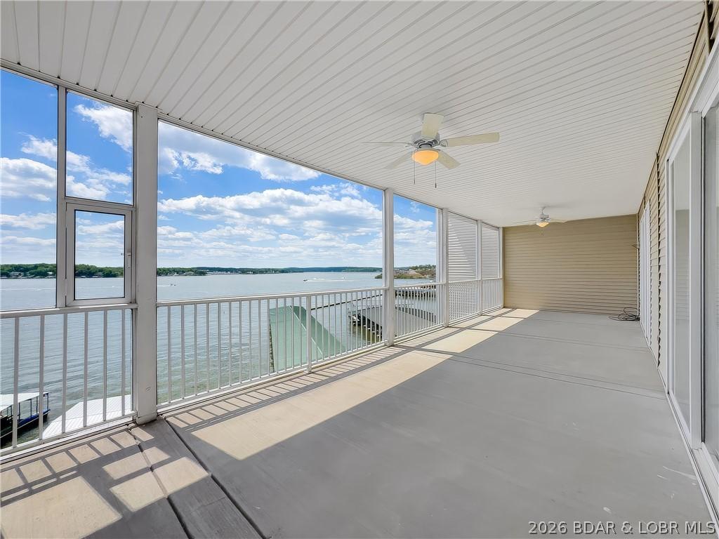 Image 4: Large Screened Deck