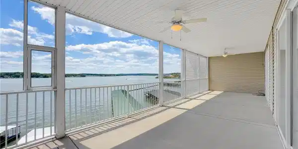 Image 4: Large Screened Deck