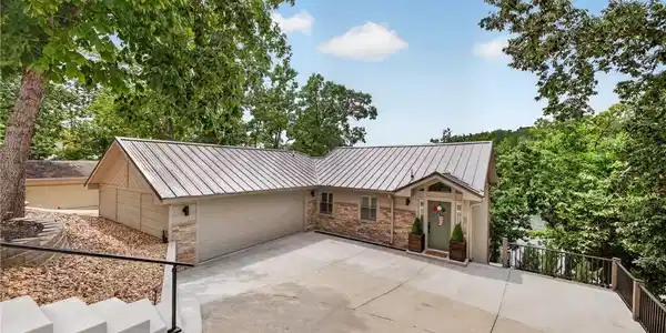 Image 4: New garage addition plus additional concrete steps