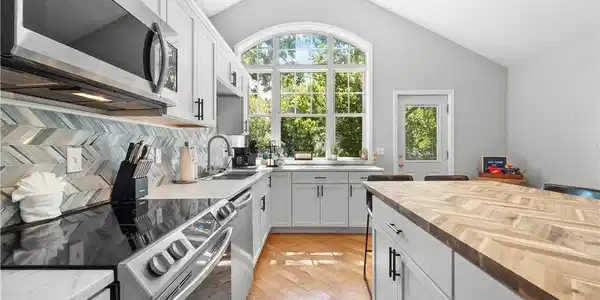 Image 3: Beautiful windows