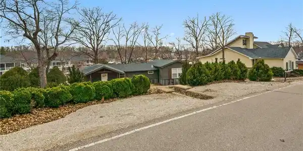 Image 2: On addition to your circular driveway, you also ha