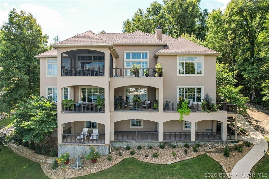 Image 2: Mature landscape accents the perfect architectural