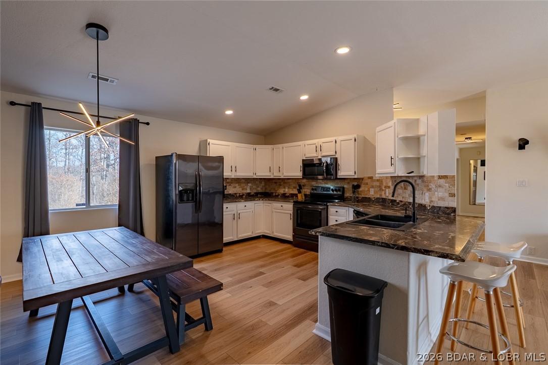 Image 3: Spacious Kitchen w/ Bar Top