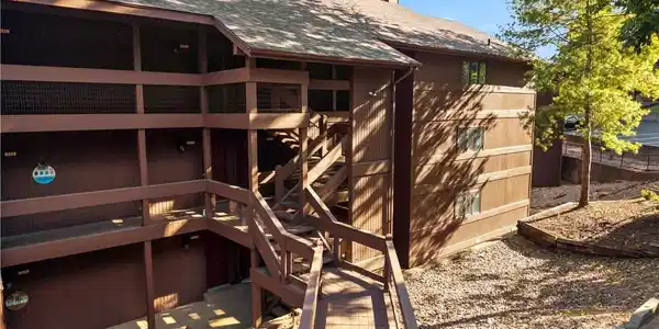Image 3: Only a few steps to parking.