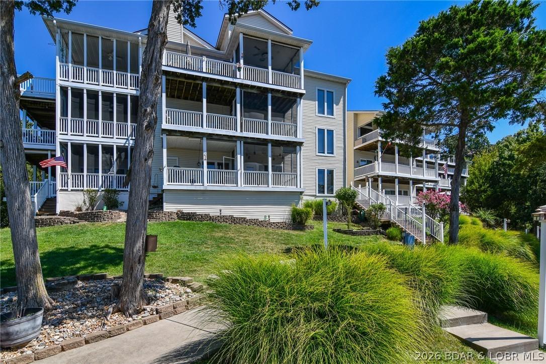 Image 3: Beautiful well-kept condo complex