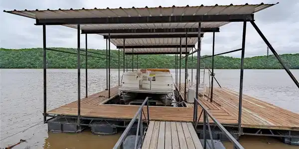 Image 4: 12x30' dock slip (2008 22' pontoon sweetens the de