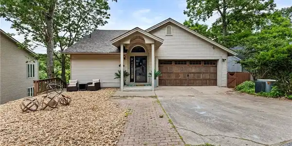 Image 2: Flat driveway - easy to enter - unheard of
