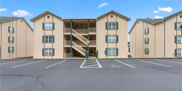 Image 2: Building 9 Frot