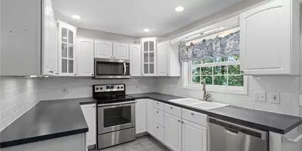 Image 2: Nice kitchen with updated appliances