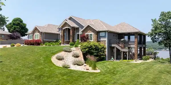 135 Lake Bluff Lane
