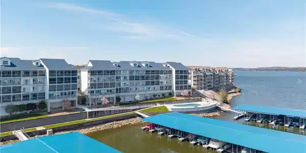 Image 2: Stoneledge Condos at the 20MM with lakefront heate