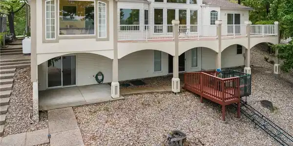 Image 4: Lake Home