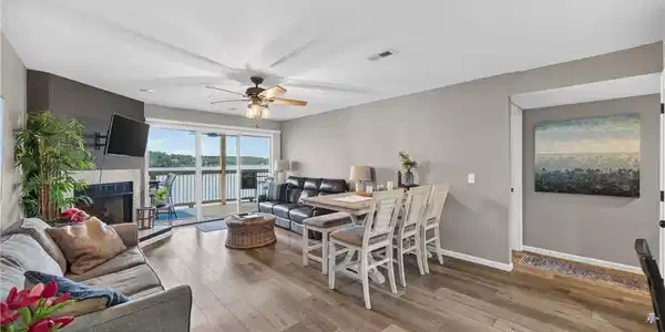 Image 3: Living room