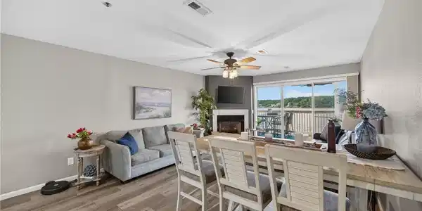 Image 4: Living room