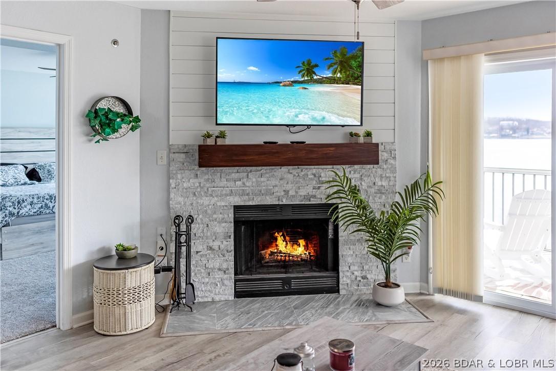 Image 4: Living Room.