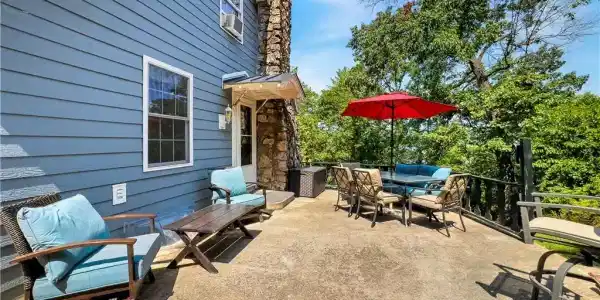 Image 2: Front Door View pic 2