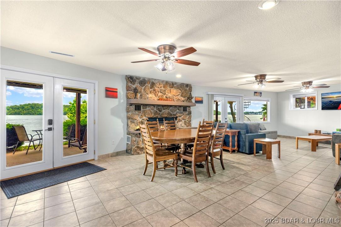 Image 3: Dining area