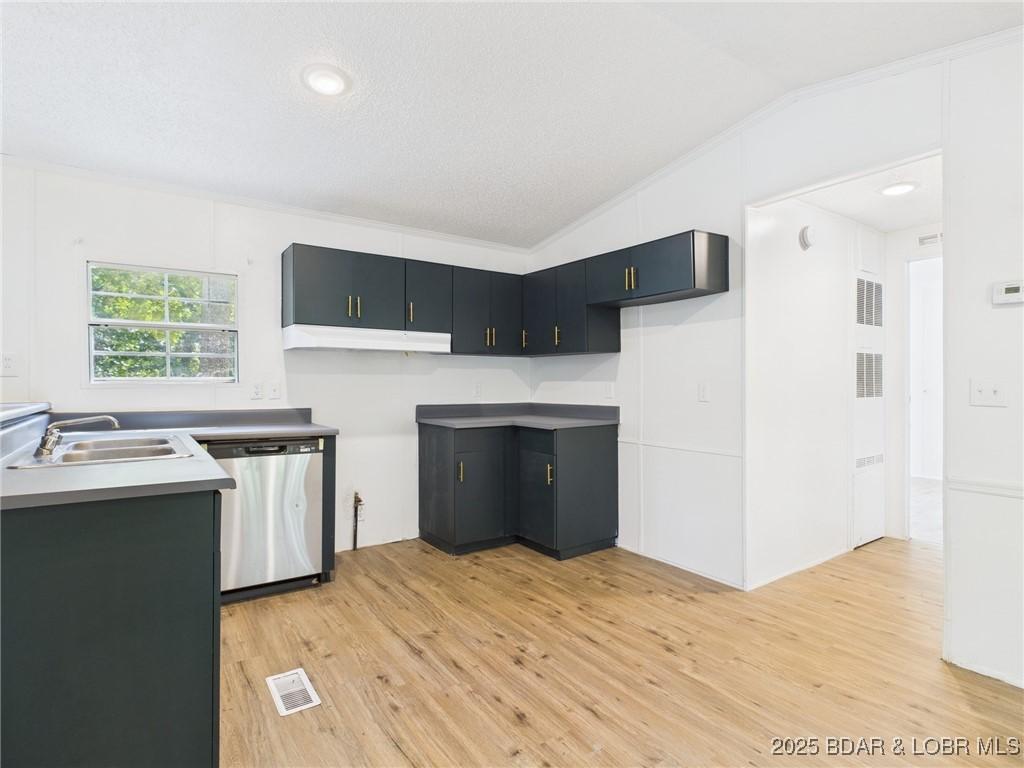 Image 2: Kitchen