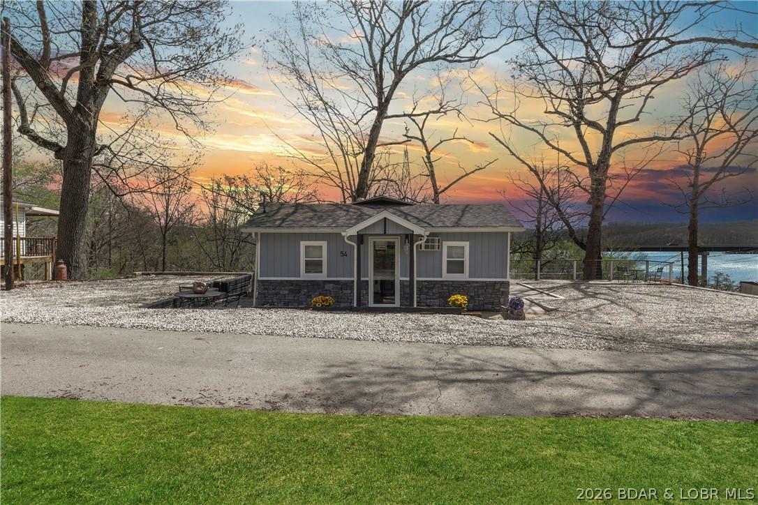 Image 4: Lakeview charmer!
