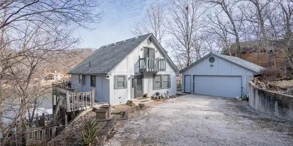 Image 4: House w/detached 2 car garage