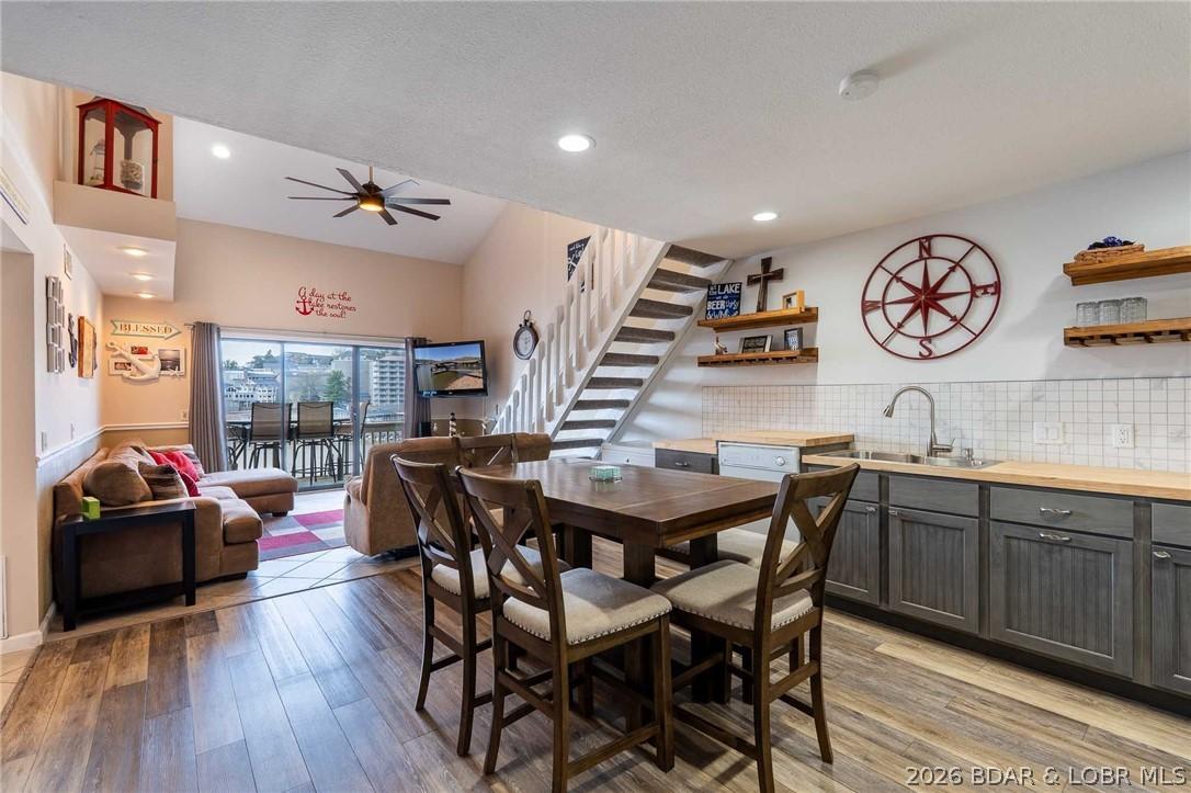 Image 3: Fully remodeled kitchen is stunning!