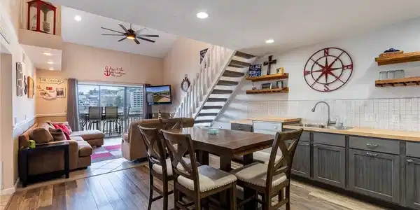 Image 3: Fully remodeled kitchen is stunning!