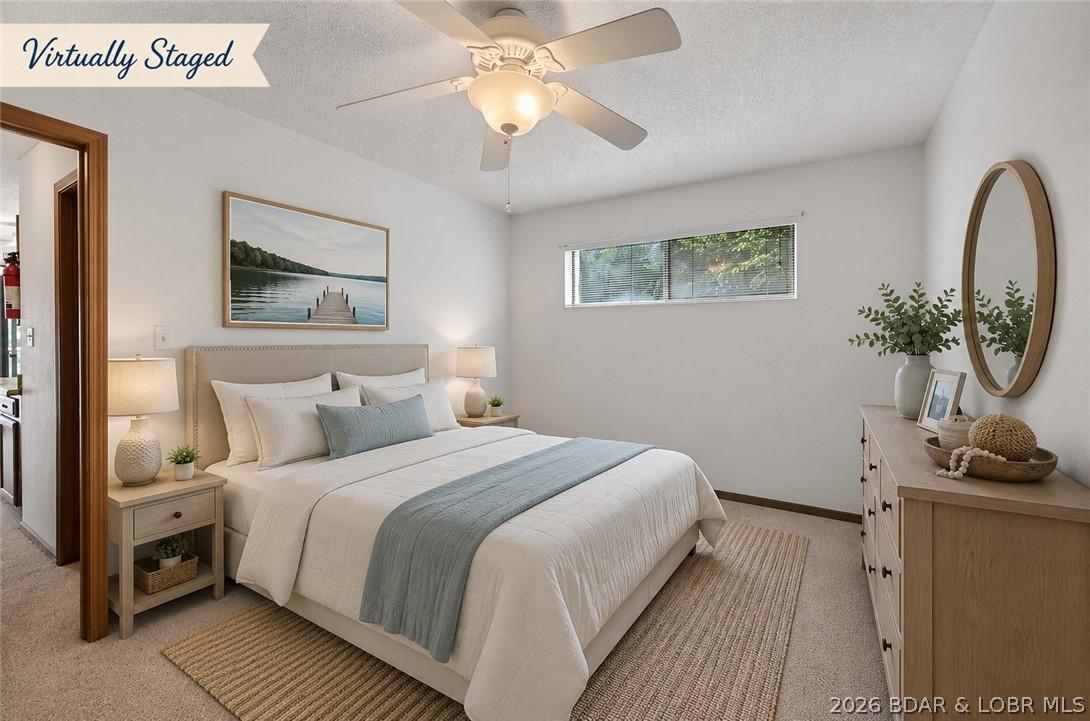 Image 3: Cozy bedroom makes smart use of space