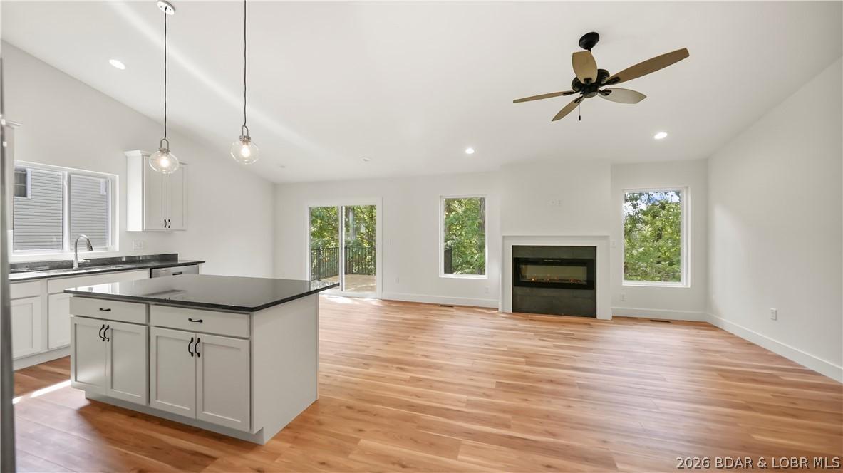 Image 2: Vaulted Ceilings