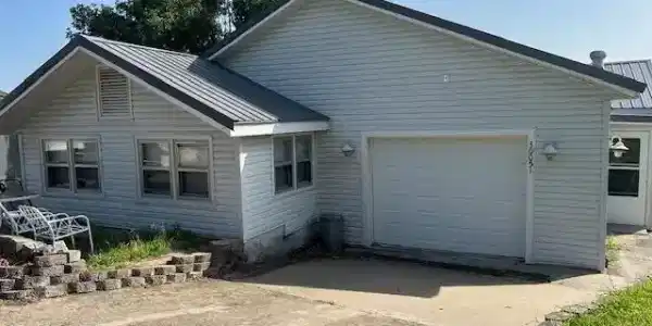 Image 3: roadside garage
