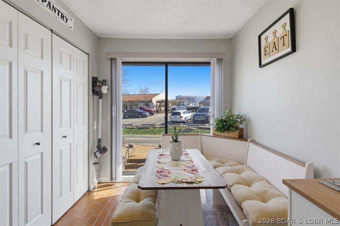 Image 4: Breakfast nook with lots of natural light