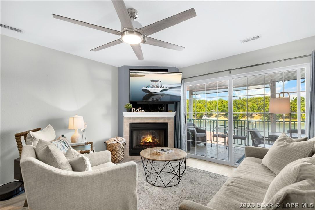Image 4: Living Room to VIEW