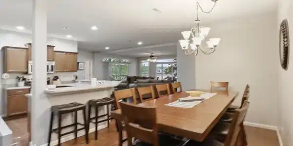 Image 3: Dining area