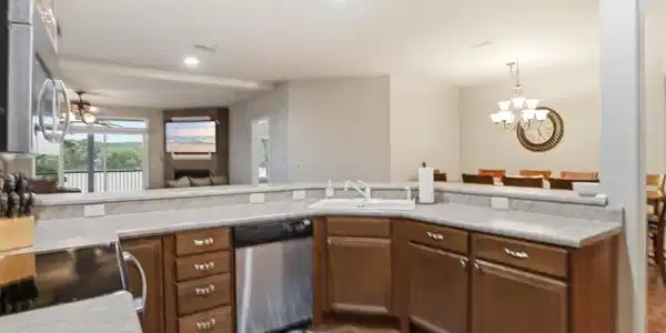 Image 4: Kitchen with raised breakfast bar