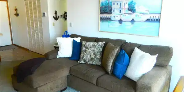 Image 4: Living Area