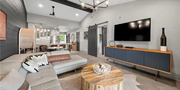 Image 3: Living Room