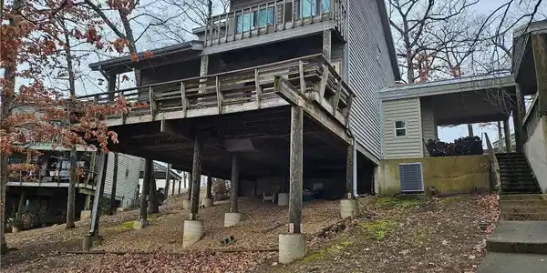 Image 2: Cove side view of townhouse