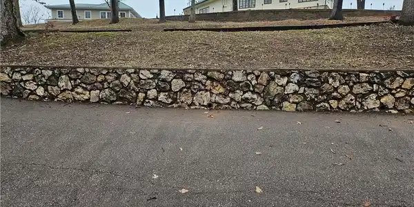 Image 4: Middle section of driveway