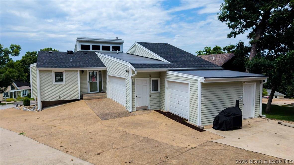 Image 2: 3 car garage PLUS extra parking!