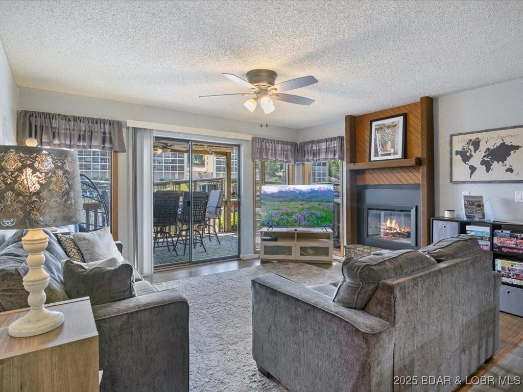 Image 3: Bright & Inviting - Light-Filled Living Room with