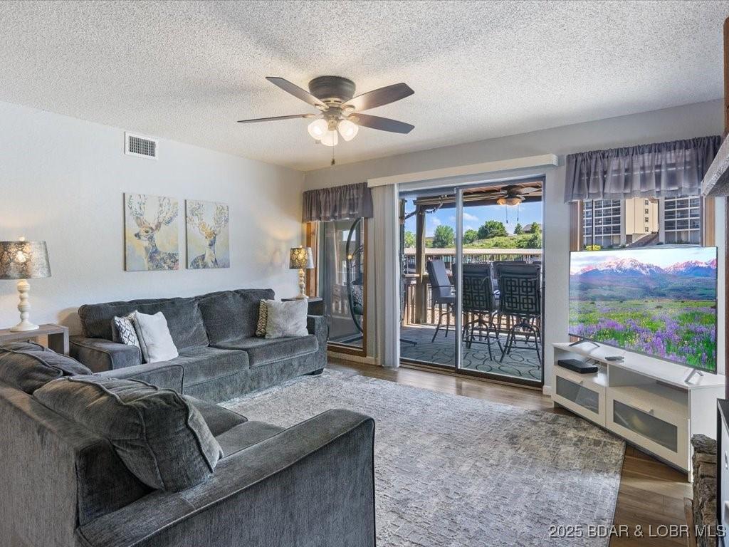 Image 4: Turnkey & Stylish - Beautifully Furnished Living R