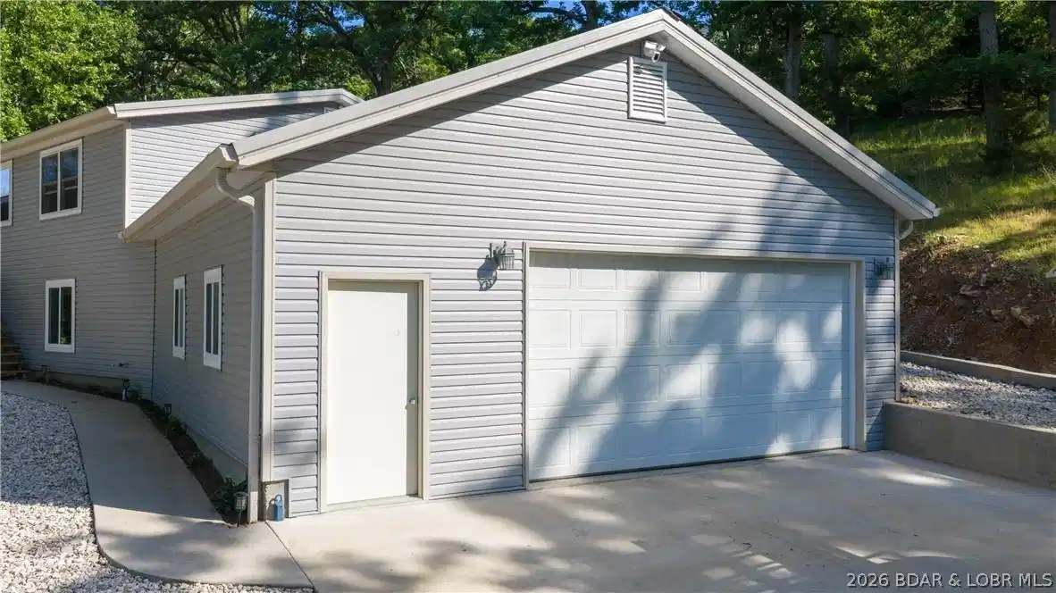 Image 1: Garage