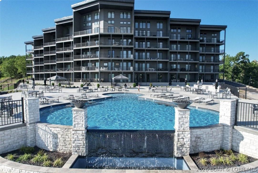 Image 2: Resort style amenities