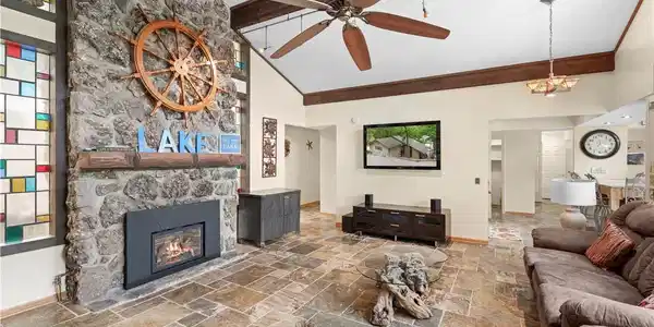 Image 4: Main Level Living room