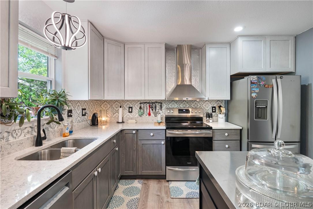 Image 4: Beautifully updated kitchen with center island&mdash;per