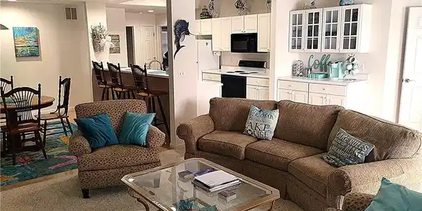 Image 4: Living room/dining area/kitchen
