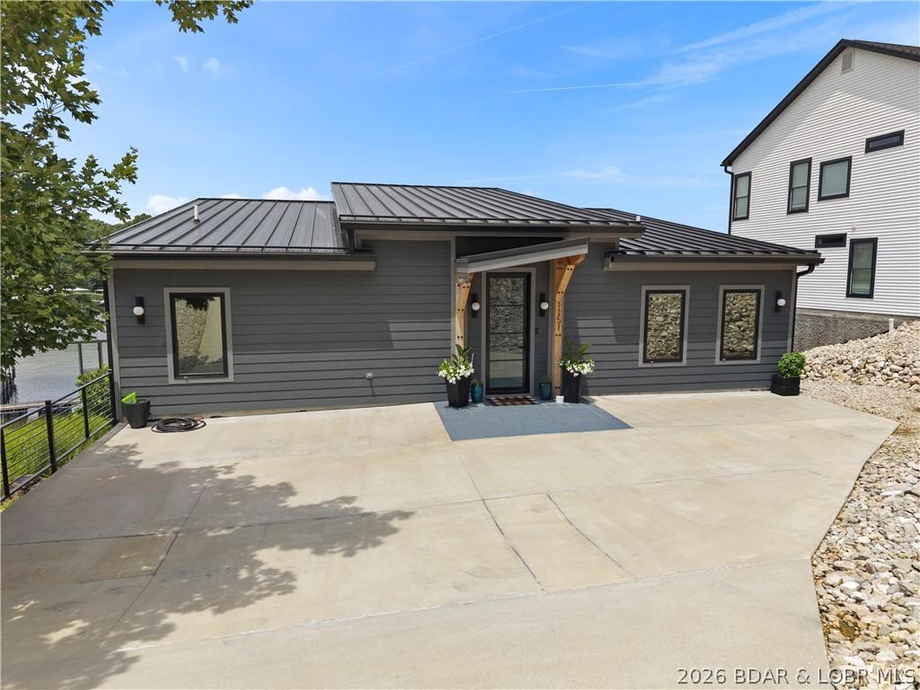 Image 4: Contemporary exterior with clean architectural lin