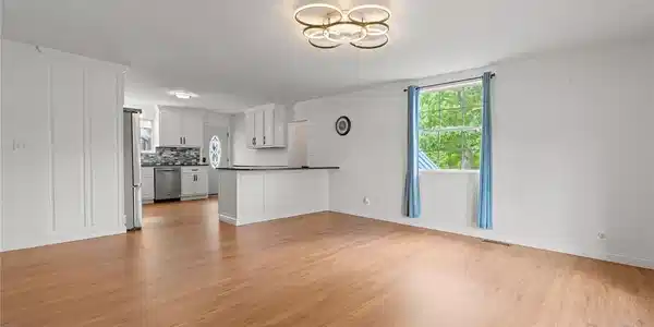 Image 4: Living Area Upper